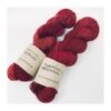WestWooly merino SW 325 er et meget blødt og lækkert håndfarvet garn. Garnet er meget behageligt at bære og brug af en følgetråd er ikke et must. Garnet er spundet tæt hvilket bevirker, at det færdige arbejde ikke 