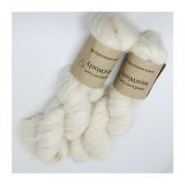 WestWooly Suri Alpaka er blødt, let og rummer en blødhed som også meget uldsarte kan benytte. Garnet kan bruges til utallige formål som sweatre, sjaler og som følgetråd og andet du ønsker skal tilføjes denne blødhed. Garnet er dertil velegnet for dig let generes af andre uldtyper samt mohair. Materiale: Baby Alpaka 100 % Vejledende pinde: 4,5- 5,5 mm Vejledende strikkefasthed: 15-17 masker pr 10 cm Løbelængde: 200 m pr fed a' 50 g Vaskeanvisning: håndvask, gerne i i uldsæbe, centrifugeres i maskine, tørres liggende Vær opmærksom på, at farven på billedet kan afvige en smule fra virkeligheden, da det afhænger af skærmens farvekalibrering. Der kan således også være nuanceforskelle fra skærm til skærm.