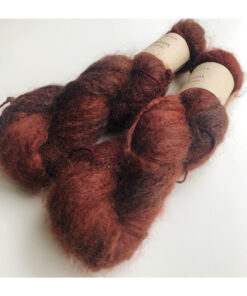 WestWooly Fat Mohair er et tykt mohairgarn i en dejlig tykkelse. Dette garn er enormt blødt med en god fylde og kan bruges i mange sammenhænge, som eks de lune sweatre på større pinde. Garnet kan bruges alene eller sammen med en tråd ufarvet merino, merino/Tencel, Merino/silke eller merino single. Jeg håndfarver alle fed i små partier, husk derfor at bestille fed nok til dit projekt Fiberindhold: 78% kid mohair, 13% merino, 9% nylon Anbefalet pind: 7-10 mm Løbelængde: 200 meter / 100 g i hvert fed Vaskeanvisning: håndvask 30 grader, gerne med uldsæbe, slynges vaskepose i maskine, tørres liggende Håndfarvet garn er et spændende og interessant materiale at arbejde med.  Alle fed er farvet i hånden og helt unikke.Derfor vil der opleves forskelle i de enkelte fed. Når du strikker med håndfarvet garn, kan du med fordel strikke med to forskellige nøgler på samme tid. Strik eks. 2-5 omgange med hvert nøgle, hvormed du  