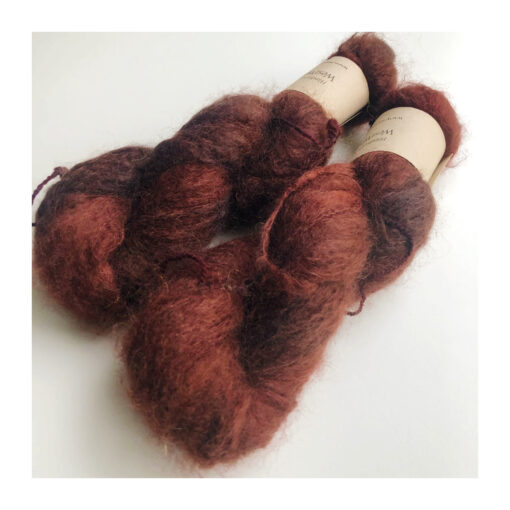 WestWooly Fat Mohair er et tykt mohairgarn i en dejlig tykkelse. Dette garn er enormt blødt med en god fylde og kan bruges i mange sammenhænge, som eks de lune sweatre på større pinde. Garnet kan bruges alene eller sammen med en tråd ufarvet merino, merino/Tencel, Merino/silke eller merino single. Jeg håndfarver alle fed i små partier, husk derfor at bestille fed nok til dit projekt Fiberindhold: 78% kid mohair, 13% merino, 9% nylon Anbefalet pind: 7-10 mm Løbelængde: 200 meter / 100 g i hvert fed Vaskeanvisning: håndvask 30 grader, gerne med uldsæbe, slynges vaskepose i maskine, tørres liggende Håndfarvet garn er et spændende og interessant materiale at arbejde med.  Alle fed er farvet i hånden og helt unikke.Derfor vil der opleves forskelle i de enkelte fed. Når du strikker med håndfarvet garn, kan du med fordel strikke med to forskellige nøgler på samme tid. Strik eks. 2-5 omgange med hvert nøgle, hvormed du  