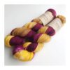 Merino Singles er et blødt og lækkert garn, spundet i en enkelt tråd 100% merinould. Garnets har en struktur, der gør hvert enkelt fed unikt og farverne fordeler sig meget smukt. Garnet er superwash-behandlet og kan derfor bruges til stort set al slags strik men mest af alt som en følgetråd, der kan skabe dit helt eget udtryk i dit arbejde. Garnet er håndfarvet i små partier, hvorfor ikke to fed er ens. Husk at købe garn nok til dit projekt, så du er sikker på at få fed fra samme indfarvning. Merino Singles kan med fordel strikkes sammen med en følgetråd Silk Mohair. Strikkes garnet på rundpind, uden mønster, vil det kunne opleves at arbejdet drejer Garnet er fed a’ 100 gram Fiberindhold: 100% superwash merino Anbefalet pind: 2,5-3 mm Strikkefasthed: 26-28 m / 10 cm pind 2,5-3 Løbelængde: ca. 650 meter / 100 g Vaskeanvisning: håndvask 30 grader (gerne uldsæbe) slynges i maskine, tørres liggende Vær opmærksom på, at farven på billedet kan afvige en smule fra virkeligheden, da det afhænger af skærmens farvekalibrering. Der vil derfor kunne ses nuanceforskelle fra skærm til skærm.