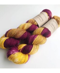 Merino Singles er et blødt og lækkert garn, spundet i en enkelt tråd 100% merinould. Garnets har en struktur, der gør hvert enkelt fed unikt og farverne fordeler sig meget smukt. Garnet er superwash-behandlet og kan derfor bruges til stort set al slags strik men mest af alt som en følgetråd, der kan skabe dit helt eget udtryk i dit arbejde. Garnet er håndfarvet i små partier, hvorfor ikke to fed er ens. Husk at købe garn nok til dit projekt, så du er sikker på at få fed fra samme indfarvning. Merino Singles kan med fordel strikkes sammen med en følgetråd Silk Mohair. Strikkes garnet på rundpind, uden mønster, vil det kunne opleves at arbejdet drejer Garnet er fed a’ 100 gram Fiberindhold: 100% superwash merino Anbefalet pind: 2,5-3 mm Strikkefasthed: 26-28 m / 10 cm pind 2,5-3 Løbelængde: ca. 650 meter / 100 g Vaskeanvisning: håndvask 30 grader (gerne uldsæbe) slynges i maskine, tørres liggende Vær opmærksom på, at farven på billedet kan afvige en smule fra virkeligheden, da det afhænger af skærmens farvekalibrering. Der vil derfor kunne ses nuanceforskelle fra skærm til skærm.