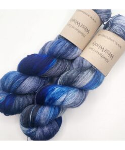 Merino Singles er et blødt og lækkert garn, spundet i en enkelt tråd 100% merinould. Garnets har en struktur, der gør hvert enkelt fed unikt og farverne fordeler sig meget smukt. Garnet er superwash-behandlet og kan derfor bruges til stort set al slags strik men mest af alt som en følgetråd, der kan skabe dit helt eget udtryk i dit arbejde. Garnet er håndfarvet i små partier, hvorfor ikke to fed er ens. Husk at købe garn nok til dit projekt, så du er sikker på at få fed fra samme indfarvning. Merino Singles kan med fordel strikkes sammen med en følgetråd Silk Mohair. Strikkes garnet på rundpind, uden mønster, vil det kunne opleves at arbejdet drejer Garnet er fed a’ 100 gram Fiberindhold: 100% superwash merino Anbefalet pind: 2,5-3 mm Strikkefasthed: 26-28 m / 10 cm pind 2,5-3 Løbelængde: ca. 650 meter / 100 g Vaskeanvisning: håndvask 30 grader (gerne uldsæbe) slynges i maskine, tørres liggende Vær opmærksom på, at farven på billedet kan afvige en smule fra virkeligheden, da det afhænger af skærmens farvekalibrering. Der vil derfor kunne ses nuanceforskelle fra skærm til skærm.