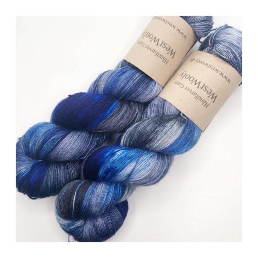 Merino Singles er et blødt og lækkert garn, spundet i en enkelt tråd 100% merinould. Garnets har en struktur, der gør hvert enkelt fed unikt og farverne fordeler sig meget smukt. Garnet er superwash-behandlet og kan derfor bruges til stort set al slags strik men mest af alt som en følgetråd, der kan skabe dit helt eget udtryk i dit arbejde. Garnet er håndfarvet i små partier, hvorfor ikke to fed er ens. Husk at købe garn nok til dit projekt, så du er sikker på at få fed fra samme indfarvning. Merino Singles kan med fordel strikkes sammen med en følgetråd Silk Mohair. Strikkes garnet på rundpind, uden mønster, vil det kunne opleves at arbejdet drejer Garnet er fed a’ 100 gram Fiberindhold: 100% superwash merino Anbefalet pind: 2,5-3 mm Strikkefasthed: 26-28 m / 10 cm pind 2,5-3 Løbelængde: ca. 650 meter / 100 g Vaskeanvisning: håndvask 30 grader (gerne uldsæbe) slynges i maskine, tørres liggende Vær opmærksom på, at farven på billedet kan afvige en smule fra virkeligheden, da det afhænger af skærmens farvekalibrering. Der vil derfor kunne ses nuanceforskelle fra skærm til skærm.