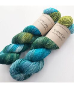 Merino Singles er et blødt og lækkert garn, spundet i en enkelt tråd 100% merinould. Garnets har en struktur, der gør hvert enkelt fed unikt og farverne fordeler sig meget smukt. Garnet er superwash-behandlet og kan derfor bruges til stort set al slags strik men mest af alt som en følgetråd, der kan skabe dit helt eget udtryk i dit arbejde. Garnet er håndfarvet i små partier, hvorfor ikke to fed er ens. Husk at købe garn nok til dit projekt, så du er sikker på at få fed fra samme indfarvning. Merino Singles kan med fordel strikkes sammen med en følgetråd Silk Mohair. Strikkes garnet på rundpind, uden mønster, vil det kunne opleves at arbejdet drejer Garnet er fed a’ 100 gram Fiberindhold: 100% superwash merino Anbefalet pind: 2,5-3 mm Strikkefasthed: 26-28 m / 10 cm pind 2,5-3 Løbelængde: ca. 650 meter / 100 g Vaskeanvisning: håndvask 30 grader (gerne uldsæbe) slynges i maskine, tørres liggende Vær opmærksom på, at farven på billedet kan afvige en smule fra virkeligheden, da det afhænger af skærmens farvekalibrering. Der vil derfor kunne ses nuanceforskelle fra skærm til skærm.