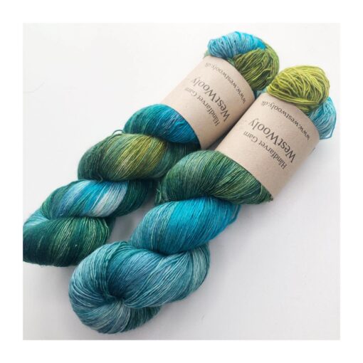 Merino Singles er et blødt og lækkert garn, spundet i en enkelt tråd 100% merinould. Garnets har en struktur, der gør hvert enkelt fed unikt og farverne fordeler sig meget smukt. Garnet er superwash-behandlet og kan derfor bruges til stort set al slags strik men mest af alt som en følgetråd, der kan skabe dit helt eget udtryk i dit arbejde. Garnet er håndfarvet i små partier, hvorfor ikke to fed er ens. Husk at købe garn nok til dit projekt, så du er sikker på at få fed fra samme indfarvning. Merino Singles kan med fordel strikkes sammen med en følgetråd Silk Mohair. Strikkes garnet på rundpind, uden mønster, vil det kunne opleves at arbejdet drejer Garnet er fed a’ 100 gram Fiberindhold: 100% superwash merino Anbefalet pind: 2,5-3 mm Strikkefasthed: 26-28 m / 10 cm pind 2,5-3 Løbelængde: ca. 650 meter / 100 g Vaskeanvisning: håndvask 30 grader (gerne uldsæbe) slynges i maskine, tørres liggende Vær opmærksom på, at farven på billedet kan afvige en smule fra virkeligheden, da det afhænger af skærmens farvekalibrering. Der vil derfor kunne ses nuanceforskelle fra skærm til skærm.