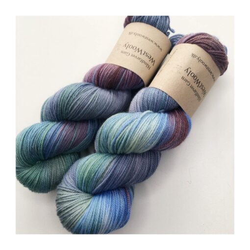 WestWooly Falkland merino SW 300 er et blødt og lækkert garn velegnet til projekter på pinde 5-6. Garnet er spundet tæt hvilket bevirker, at det færdige arbejde ikke 
