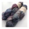 WestWooly Fat Mohair er et tykt mohairgarn i en dejlig tykkelse. Dette garn er enormt blødt med en god fylde og kan bruges i mange sammenhænge, som eks de lune sweatre på større pinde. Garnet kan bruges alene eller sammen med en tråd ufarvet merino, merino/Tencel, Merino/silke eller merino single. Jeg håndfarver alle fed i små partier, husk derfor at bestille fed nok til dit projekt Fiberindhold: 78% kid mohair, 13% merino, 9% nylon Anbefalet pind: 7-10 mm Løbelængde: 200 meter / 100 g i hvert fed Vaskeanvisning: håndvask 30 grader, gerne med uldsæbe, slynges vaskepose i maskine, tørres liggende Håndfarvet garn er et spændende og interessant materiale at arbejde med.  Alle fed er farvet i hånden og helt unikke.Derfor vil der opleves forskelle i de enkelte fed. Når du strikker med håndfarvet garn, kan du med fordel strikke med to forskellige nøgler på samme tid. Strik eks. 2-5 omgange med hvert nøgle, hvormed du  