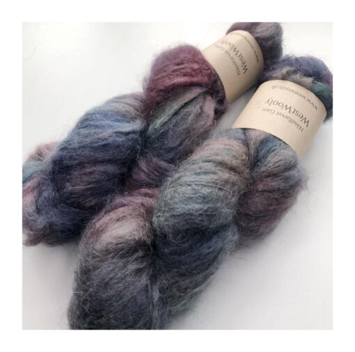 WestWooly Fat Mohair er et tykt mohairgarn i en dejlig tykkelse. Dette garn er enormt blødt med en god fylde og kan bruges i mange sammenhænge, som eks de lune sweatre på større pinde. Garnet kan bruges alene eller sammen med en tråd ufarvet merino, merino/Tencel, Merino/silke eller merino single. Jeg håndfarver alle fed i små partier, husk derfor at bestille fed nok til dit projekt Fiberindhold: 78% kid mohair, 13% merino, 9% nylon Anbefalet pind: 7-10 mm Løbelængde: 200 meter / 100 g i hvert fed Vaskeanvisning: håndvask 30 grader, gerne med uldsæbe, slynges vaskepose i maskine, tørres liggende Håndfarvet garn er et spændende og interessant materiale at arbejde med.  Alle fed er farvet i hånden og helt unikke.Derfor vil der opleves forskelle i de enkelte fed. Når du strikker med håndfarvet garn, kan du med fordel strikke med to forskellige nøgler på samme tid. Strik eks. 2-5 omgange med hvert nøgle, hvormed du  
