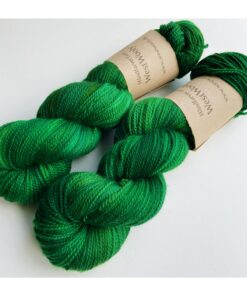 WestWooly merino SW 325 er et meget blødt og lækkert håndfarvet garn. Garnet er meget behageligt at bære og brug af en følgetråd er ikke et must. Garnet er spundet tæt hvilket bevirker, at det færdige arbejde ikke 