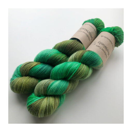 WestWooly merino SW 325 er et meget blødt og lækkert håndfarvet garn. Garnet er meget behageligt at bære og brug af en følgetråd er ikke et must. Garnet er spundet tæt hvilket bevirker, at det færdige arbejde ikke 