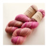 WestWooly merino SW 325 er et meget blødt og lækkert håndfarvet garn. Garnet er meget behageligt at bære og brug af en følgetråd er ikke et must. Garnet er spundet tæt hvilket bevirker, at det færdige arbejde ikke 