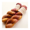 WestWooly merino SW 325 er et meget blødt og lækkert håndfarvet garn. Garnet er meget behageligt at bære og brug af en følgetråd er ikke et must. Garnet er spundet tæt hvilket bevirker, at det færdige arbejde ikke 
