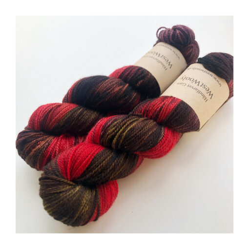 WestWooly merino SW 325 er et meget blødt og lækkert håndfarvet garn. Garnet er meget behageligt at bære og brug af en følgetråd er ikke et must. Garnet er spundet tæt hvilket bevirker, at det færdige arbejde ikke 