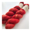 Merino Singles er et blødt og lækkert garn, spundet i en enkelt tråd 100% merinould. Garnets har en struktur, der gør hvert enkelt fed unikt og farverne fordeler sig meget smukt. Garnet er superwash-behandlet og kan derfor bruges til stort set al slags strik men mest af alt som en følgetråd, der kan skabe dit helt eget udtryk i dit arbejde. Garnet er håndfarvet i små partier, hvorfor ikke to fed er ens. Husk at købe garn nok til dit projekt, så du er sikker på at få fed fra samme indfarvning. Merino Singles kan med fordel strikkes sammen med en følgetråd Silk Mohair. Strikkes garnet på rundpind, uden mønster, vil det kunne opleves at arbejdet drejer Garnet er fed a’ 100 gram Fiberindhold: 100% superwash merino Anbefalet pind: 2,5-3 mm Strikkefasthed: 26-28 m / 10 cm pind 2,5-3 Løbelængde: ca. 650 meter / 100 g Vaskeanvisning: håndvask 30 grader (gerne uldsæbe) slynges i maskine, tørres liggende Vær opmærksom på, at farven på billedet kan afvige en smule fra virkeligheden, da det afhænger af skærmens farvekalibrering. Der vil derfor kunne ses nuanceforskelle fra skærm til skærm.