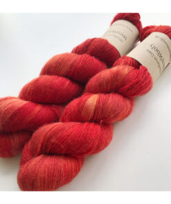 Merino Singles er et blødt og lækkert garn, spundet i en enkelt tråd 100% merinould. Garnets har en struktur, der gør hvert enkelt fed unikt og farverne fordeler sig meget smukt. Garnet er superwash-behandlet og kan derfor bruges til stort set al slags strik men mest af alt som en følgetråd, der kan skabe dit helt eget udtryk i dit arbejde. Garnet er håndfarvet i små partier, hvorfor ikke to fed er ens. Husk at købe garn nok til dit projekt, så du er sikker på at få fed fra samme indfarvning. Merino Singles kan med fordel strikkes sammen med en følgetråd Silk Mohair. Strikkes garnet på rundpind, uden mønster, vil det kunne opleves at arbejdet drejer Garnet er fed a’ 100 gram Fiberindhold: 100% superwash merino Anbefalet pind: 2,5-3 mm Strikkefasthed: 26-28 m / 10 cm pind 2,5-3 Løbelængde: ca. 650 meter / 100 g Vaskeanvisning: håndvask 30 grader (gerne uldsæbe) slynges i maskine, tørres liggende Vær opmærksom på, at farven på billedet kan afvige en smule fra virkeligheden, da det afhænger af skærmens farvekalibrering. Der vil derfor kunne ses nuanceforskelle fra skærm til skærm.
