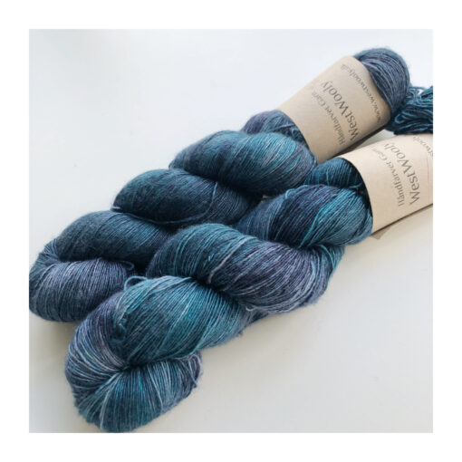 Merino Singles er et blødt og lækkert garn, spundet i en enkelt tråd 100% merinould. Garnets har en struktur, der gør hvert enkelt fed unikt og farverne fordeler sig meget smukt. Garnet er superwash-behandlet og kan derfor bruges til stort set al slags strik men mest af alt som en følgetråd, der kan skabe dit helt eget udtryk i dit arbejde. Garnet er håndfarvet i små partier, hvorfor ikke to fed er ens. Husk at købe garn nok til dit projekt, så du er sikker på at få fed fra samme indfarvning. Merino Singles kan med fordel strikkes sammen med en følgetråd Silk Mohair. Strikkes garnet på rundpind, uden mønster, vil det kunne opleves at arbejdet drejer Garnet er fed a’ 100 gram Fiberindhold: 100% superwash merino Anbefalet pind: 2,5-3 mm Strikkefasthed: 26-28 m / 10 cm pind 2,5-3 Løbelængde: ca. 650 meter / 100 g Vaskeanvisning: håndvask 30 grader (gerne uldsæbe) slynges i maskine, tørres liggende Vær opmærksom på, at farven på billedet kan afvige en smule fra virkeligheden, da det afhænger af skærmens farvekalibrering. Der vil derfor kunne ses nuanceforskelle fra skærm til skærm.