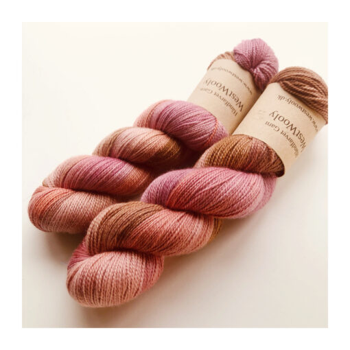 WestWooly merino SW 325 er et meget blødt og lækkert håndfarvet garn. Garnet er meget behageligt at bære og brug af en følgetråd er ikke et must. Garnet er spundet tæt hvilket bevirker, at det færdige arbejde ikke 