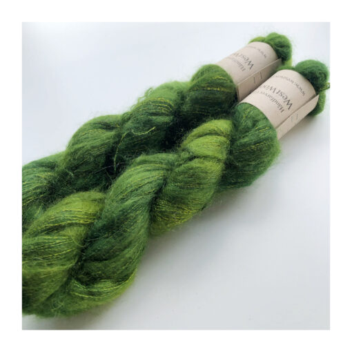 WestWooly Silke Mohair er blødt, lækkert og fyldigt garn, og det kan bruges til utallige formål som sweatre, sjaler og ikke mindst strik du ønsker at tilføre ekstra glans og kærlighed. Silke mohair er velegnet som følgetråd men kan også strikkes alene med 1 eller 2 tråde. Materiale: 72 % Superkidmohair, 28 % Morbærsilke Vejledende pinde: 3-4 mm Vejledende strikkefasthed: 32-40 masker pr 10 cm Løbelængde: 420 m pr fed a' 50 g Vaskeanvisning: håndvask, gerne i uldsæbe, kan centrifugeres i maskine – tørres liggende Jeg håndfarver alle fed i små partier, husk derfor at bestille fed nok til dit projekt Vær opmærksom på, at farven på billedet kan afvige en smule fra virkeligheden, da det afhænger af skærmens farvekalibrering. Der kan således  være nuanceforskelle fra skærm til skærm. 