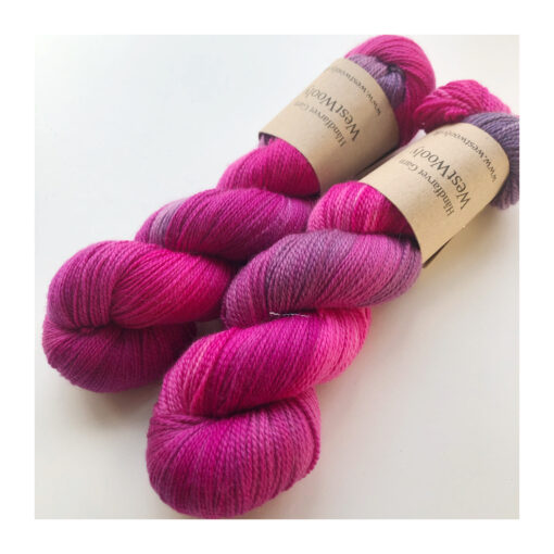 WestWooly merino SW 325 er et meget blødt og lækkert håndfarvet garn. Garnet er meget behageligt at bære og brug af en følgetråd er ikke et must. Garnet er spundet tæt hvilket bevirker, at det færdige arbejde ikke 