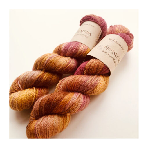 WestWooly merino SW 325 er et meget blødt og lækkert håndfarvet garn. Garnet er meget behageligt at bære og brug af en følgetråd er ikke et must. Garnet er spundet tæt hvilket bevirker, at det færdige arbejde ikke 