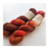 WestWooly merino SW 325 er et meget blødt og lækkert håndfarvet garn. Garnet er meget behageligt at bære og brug af en følgetråd er ikke et must. Garnet er spundet tæt hvilket bevirker, at det færdige arbejde ikke 