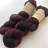 WestWooly merino SW 325 er et meget blødt og lækkert håndfarvet garn. Garnet er meget behageligt at bære og brug af en følgetråd er ikke et must. Garnet er spundet tæt hvilket bevirker, at det færdige arbejde ikke 