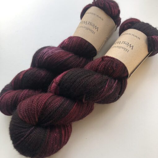 WestWooly merino SW 325 er et meget blødt og lækkert håndfarvet garn. Garnet er meget behageligt at bære og brug af en følgetråd er ikke et must. Garnet er spundet tæt hvilket bevirker, at det færdige arbejde ikke 