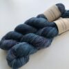 Merino Singles er et blødt og lækkert garn, spundet i en enkelt tråd 100% merinould. Garnets har en struktur, der gør hvert enkelt fed unikt og farverne fordeler sig meget smukt. Garnet er superwash-behandlet og kan derfor bruges til stort set al slags strik; strømper, sjaler, cardigans, babystrik etc. Garnet er håndfarvet i små partier, hvorfor ikke to fed er ens. Husk at købe garn nok til dit projekt, så du er sikker på at få fed fra samme indfarvning. Merino Singles kan med fordel strikkes sammen med en følgetråd Silk Mohair. Strikkes garnet på rundpind, uden mønster, vil det kunne opleves at arbejdet drejer Garnet kommer i fed a’ 100 gram Fiberindhold: 100% superwash merino Anbefalet pind: 2,5-3 mm Strikkefasthed: 22-28 m / 10 cm pind 2,5 Løbelængde: ca. 650 meter / 100 g Vaskeanvisning: håndvask 30 grader (gerne uldsæbe) slynges i maskine, tørres liggende Vær opmærksom på, at farven på billedet kan afvige en smule fra virkeligheden, da det afhænger af skærmens farvekalibrering. Der vil derfor kunne ses nuanceforskelle fra skærm til skærm.