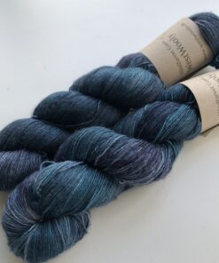 Merino Singles er et blødt og lækkert garn, spundet i en enkelt tråd 100% merinould. Garnets har en struktur, der gør hvert enkelt fed unikt og farverne fordeler sig meget smukt. Garnet er superwash-behandlet og kan derfor bruges til stort set al slags strik men mest af alt som en følgetråd, der kan skabe dit helt eget udtryk i dit arbejde. Garnet er håndfarvet i små partier, hvorfor ikke to fed er ens. Husk at købe garn nok til dit projekt, så du er sikker på at få fed fra samme indfarvning. Merino Singles kan med fordel strikkes sammen med en følgetråd Silk Mohair. Strikkes garnet på rundpind, uden mønster, vil det kunne opleves at arbejdet drejer Garnet er fed a’ 100 gram Fiberindhold: 100% superwash merino Anbefalet pind: 2,5-3 mm Strikkefasthed: 26-28 m / 10 cm pind 2,5-3 Løbelængde: ca. 650 meter / 100 g Vaskeanvisning: håndvask 30 grader (gerne uldsæbe) slynges i maskine, tørres liggende Vær opmærksom på, at farven på billedet kan afvige en smule fra virkeligheden, da det afhænger af skærmens farvekalibrering. Der vil derfor kunne ses nuanceforskelle fra skærm til skærm.
