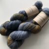 Merino Singles er et blødt og lækkert garn, spundet i en enkelt tråd 100% merinould. Garnets har en struktur, der gør hvert enkelt fed unikt og farverne fordeler sig meget smukt. Garnet er superwash-behandlet og kan derfor bruges til stort set al slags strik men mest af alt som en følgetråd, der kan skabe dit helt eget udtryk i dit arbejde. Garnet er håndfarvet i små partier, hvorfor ikke to fed er ens. Husk at købe garn nok til dit projekt, så du er sikker på at få fed fra samme indfarvning. Merino Singles kan med fordel strikkes sammen med en følgetråd Silk Mohair. Strikkes garnet på rundpind, uden mønster, vil det kunne opleves at arbejdet drejer Garnet er fed a’ 100 gram Fiberindhold: 100% superwash merino Anbefalet pind: 2,5-3 mm Strikkefasthed: 26-28 m / 10 cm pind 2,5-3 Løbelængde: ca. 650 meter / 100 g Vaskeanvisning: håndvask 30 grader (gerne uldsæbe) slynges i maskine, tørres liggende Vær opmærksom på, at farven på billedet kan afvige en smule fra virkeligheden, da det afhænger af skærmens farvekalibrering. Der vil derfor kunne ses nuanceforskelle fra skærm til skærm.