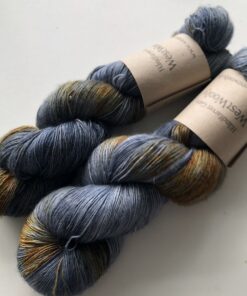 Merino Singles er et blødt og lækkert garn, spundet i en enkelt tråd 100% merinould. Garnets har en struktur, der gør hvert enkelt fed unikt og farverne fordeler sig meget smukt. Garnet er superwash-behandlet og kan derfor bruges til stort set al slags strik men mest af alt som en følgetråd, der kan skabe dit helt eget udtryk i dit arbejde. Garnet er håndfarvet i små partier, hvorfor ikke to fed er ens. Husk at købe garn nok til dit projekt, så du er sikker på at få fed fra samme indfarvning. Merino Singles kan med fordel strikkes sammen med en følgetråd Silk Mohair. Strikkes garnet på rundpind, uden mønster, vil det kunne opleves at arbejdet drejer Garnet er fed a’ 100 gram Fiberindhold: 100% superwash merino Anbefalet pind: 2,5-3 mm Strikkefasthed: 26-28 m / 10 cm pind 2,5-3 Løbelængde: ca. 650 meter / 100 g Vaskeanvisning: håndvask 30 grader (gerne uldsæbe) slynges i maskine, tørres liggende Vær opmærksom på, at farven på billedet kan afvige en smule fra virkeligheden, da det afhænger af skærmens farvekalibrering. Der vil derfor kunne ses nuanceforskelle fra skærm til skærm.