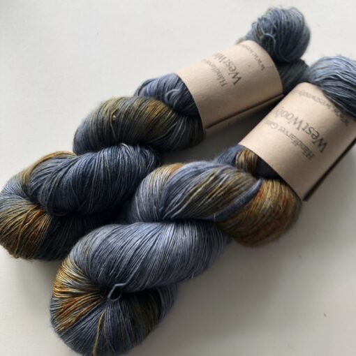 Merino Singles er et blødt og lækkert garn, spundet i en enkelt tråd 100% merinould. Garnets har en struktur, der gør hvert enkelt fed unikt og farverne fordeler sig meget smukt. Garnet er superwash-behandlet og kan derfor bruges til stort set al slags strik men mest af alt som en følgetråd, der kan skabe dit helt eget udtryk i dit arbejde. Garnet er håndfarvet i små partier, hvorfor ikke to fed er ens. Husk at købe garn nok til dit projekt, så du er sikker på at få fed fra samme indfarvning. Merino Singles kan med fordel strikkes sammen med en følgetråd Silk Mohair. Strikkes garnet på rundpind, uden mønster, vil det kunne opleves at arbejdet drejer Garnet er fed a’ 100 gram Fiberindhold: 100% superwash merino Anbefalet pind: 2,5-3 mm Strikkefasthed: 26-28 m / 10 cm pind 2,5-3 Løbelængde: ca. 650 meter / 100 g Vaskeanvisning: håndvask 30 grader (gerne uldsæbe) slynges i maskine, tørres liggende Vær opmærksom på, at farven på billedet kan afvige en smule fra virkeligheden, da det afhænger af skærmens farvekalibrering. Der vil derfor kunne ses nuanceforskelle fra skærm til skærm.