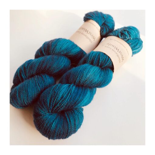 WestWooly merino SW 325 er et meget blødt og lækkert håndfarvet garn. Garnet er meget behageligt at bære og brug af en følgetråd er ikke et must. Garnet er spundet tæt hvilket bevirker, at det færdige arbejde ikke 