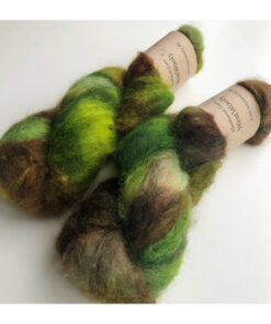 WestWooly Fat Mohair er et tykt mohairgarn i en dejlig tykkelse. Dette garn er enormt blødt med en god fylde og kan bruges i mange sammenhænge, som eks de lune sweatre på større pinde. Garnet kan bruges alene eller sammen med en tråd ufarvet merino, merino/Tencel, Merino/silke eller merino single. Jeg håndfarver alle fed i små partier, husk derfor at bestille fed nok til dit projekt Fiberindhold: 78% kid mohair, 13% merino, 9% nylon Anbefalet pind: 7-10 mm Løbelængde: 200 meter / 100 g i hvert fed Vaskeanvisning: håndvask 30 grader, gerne med uldsæbe, slynges vaskepose i maskine, tørres liggende Håndfarvet garn er et spændende og interessant materiale at arbejde med.  Alle fed er farvet i hånden og helt unikke.Derfor vil der opleves forskelle i de enkelte fed. Når du strikker med håndfarvet garn, kan du med fordel strikke med to forskellige nøgler på samme tid. Strik eks. 2-5 omgange med hvert nøgle, hvormed du  