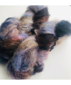 WestWooly Fat Mohair er et tykt mohairgarn i en dejlig tykkelse. Dette garn er enormt blødt med en god fylde og kan bruges i mange sammenhænge, som eks de lune sweatre på større pinde. Garnet kan bruges alene eller sammen med en tråd ufarvet merino, merino/Tencel, Merino/silke eller merino single. Jeg håndfarver alle fed i små partier, husk derfor at bestille fed nok til dit projekt Fiberindhold: 78% kid mohair, 13% merino, 9% nylon Anbefalet pind: 7-10 mm Løbelængde: 200 meter / 100 g i hvert fed Vaskeanvisning: håndvask 30 grader, gerne med uldsæbe, slynges i vaskepose i maskine, tørres liggende Håndfarvet garn er et spændende og interessant materiale at arbejde med.  Alle fed er farvet i hånden og helt unikke. Derfor vil der opleves forskelle i de enkelte fed. Når du strikker med håndfarvet garn, kan du med fordel strikke med to forskellige nøgler på samme tid. Strik eks. 2-5 omgange med hvert nøgle, hvormed du  