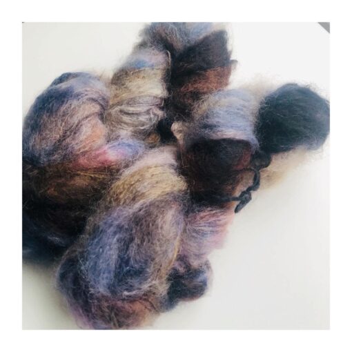 WestWooly Fat Mohair er et tykt mohairgarn i en dejlig tykkelse. Dette garn er enormt blødt med en god fylde og kan bruges i mange sammenhænge, som eks de lune sweatre på større pinde. Garnet kan bruges alene eller sammen med en tråd ufarvet merino, merino/Tencel, Merino/silke eller merino single. Jeg håndfarver alle fed i små partier, husk derfor at bestille fed nok til dit projekt Fiberindhold: 78% kid mohair, 13% merino, 9% nylon Anbefalet pind: 7-10 mm Løbelængde: 200 meter / 100 g i hvert fed Vaskeanvisning: håndvask 30 grader, gerne med uldsæbe, slynges i vaskepose i maskine, tørres liggende Håndfarvet garn er et spændende og interessant materiale at arbejde med.  Alle fed er farvet i hånden og helt unikke. Derfor vil der opleves forskelle i de enkelte fed. Når du strikker med håndfarvet garn, kan du med fordel strikke med to forskellige nøgler på samme tid. Strik eks. 2-5 omgange med hvert nøgle, hvormed du  