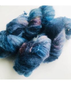 WestWooly Fat Mohair er et tykt mohairgarn i en dejlig tykkelse. Dette garn er enormt blødt med en god fylde og kan bruges i mange sammenhænge, som eks de lune sweatre på større pinde. Garnet kan bruges alene eller sammen med en tråd ufarvet merino, merino/Tencel, Merino/silke eller merino single. Jeg håndfarver alle fed i små partier, husk derfor at bestille fed nok til dit projekt Fiberindhold: 78% kid mohair, 13% merino, 9% nylon Anbefalet pind: 7-10 mm Løbelængde: 200 meter / 100 g i hvert fed Vaskeanvisning: håndvask 30 grader, gerne med uldsæbe, slynges i vaskepose i maskine, tørres liggende Håndfarvet garn er et spændende og interessant materiale at arbejde med.  Alle fed er farvet i hånden og helt unikke.Derfor vil der opleves forskelle i de enkelte fed. Når du strikker med håndfarvet garn, kan du med fordel strikke med to forskellige nøgler på samme tid. Strik eks. 2-5 omgange med hvert nøgle, hvormed du  