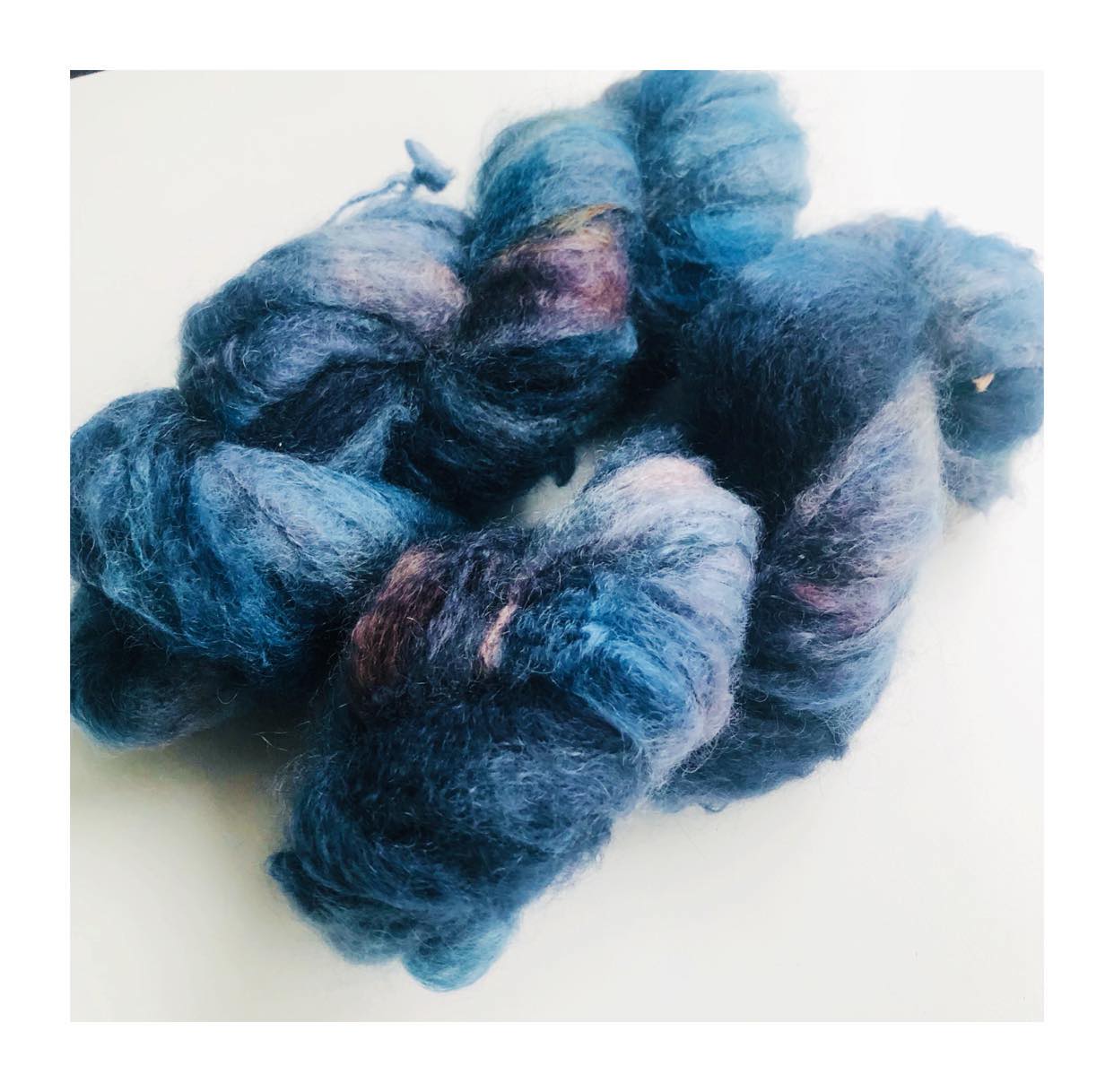 WestWooly Fat Mohair /#66 1 WestWooly Fat Mohair er et tykt mohairgarn i en dejlig tykkelse. Dette garn er enormt blødt med en god fylde og kan bruges i mange sammenhænge, som eks de lune sweatre på større pinde. Garnet kan bruges alene eller sammen med en tråd ufarvet merino, merino/Tencel, Merino/silke eller merino single. Jeg håndfarver alle fed i små partier, husk derfor at bestille fed nok til dit projekt Fiberindhold: 78% kid mohair, 13% merino, 9% nylon Anbefalet pind: 7-10 mm Løbelængde: 200 meter / 100 g i hvert fed Vaskeanvisning: håndvask 30 grader, gerne med uldsæbe, slynges i vaskepose i maskine, tørres liggende Håndfarvet garn er et spændende og interessant materiale at arbejde med. Alle fed er farvet i hånden og helt unikke.Derfor vil der opleves forskelle i de enkelte fed. Når du strikker med håndfarvet garn, kan du med fordel strikke med to forskellige nøgler på samme tid. Strik eks. 2-5 omgange med hvert nøgle, hvormed du