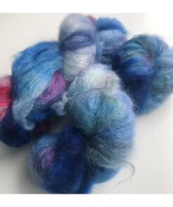 WestWooly Fat Mohair er et tykt mohairgarn i en dejlig tykkelse. Dette garn er enormt blødt med en god fylde og kan bruges i mange sammenhænge, som eks de lune sweatre på større pinde. Garnet kan bruges alene eller sammen med en tråd ufarvet merino, merino/Tencel, Merino/silke eller merino single. Jeg håndfarver alle fed i små partier, husk derfor at bestille fed nok til dit projekt Fiberindhold: 78% kid mohair, 13% merino, 9% nylon Anbefalet pind: 7-10 mm Løbelængde: 200 meter / 100 g i hvert fed Vaskeanvisning: håndvask 30 grader, gerne med uldsæbe, slynges i vaskepose i maskine, tørres liggende Håndfarvet garn er et spændende og interessant materiale at arbejde med.  Alle fed er farvet i hånden og helt unikke.Derfor vil der opleves forskelle i de enkelte fed. Når du strikker med håndfarvet garn, kan du med fordel strikke med to forskellige nøgler på samme tid. Strik eks. 2-5 omgange med hvert nøgle, hvormed du  