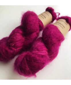 WestWooly Fat Mohair er et tykt mohairgarn i en dejlig tykkelse. Dette garn er enormt blødt med en god fylde og kan bruges i mange sammenhænge, som eks de lune sweatre på større pinde. Garnet kan bruges alene eller sammen med en tråd ufarvet merino, merino/Tencel, Merino/silke eller merino single. Jeg håndfarver alle fed i små partier, husk derfor at bestille fed nok til dit projekt Fiberindhold: 78% kid mohair, 13% merino, 9% nylon Anbefalet pind: 7-10 mm Løbelængde: 200 meter / 100 g i hvert fed Vaskeanvisning: håndvask 30 grader, gerne med uldsæbe, slynges vaskepose i maskine, tørres liggende Håndfarvet garn er et spændende og interessant materiale at arbejde med.  Alle fed er farvet i hånden og helt unikke.Derfor vil der opleves forskelle i de enkelte fed. Når du strikker med håndfarvet garn, kan du med fordel strikke med to forskellige nøgler på samme tid. Strik eks. 2-5 omgange med hvert nøgle, hvormed du  