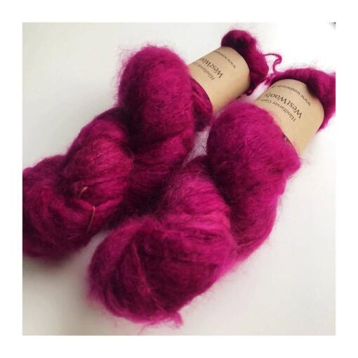 WestWooly Fat Mohair er et tykt mohairgarn i en dejlig tykkelse. Dette garn er enormt blødt med en god fylde og kan bruges i mange sammenhænge, som eks de lune sweatre på større pinde. Garnet kan bruges alene eller sammen med en tråd ufarvet merino, merino/Tencel, Merino/silke eller merino single. Jeg håndfarver alle fed i små partier, husk derfor at bestille fed nok til dit projekt Fiberindhold: 78% kid mohair, 13% merino, 9% nylon Anbefalet pind: 7-10 mm Løbelængde: 200 meter / 100 g i hvert fed Vaskeanvisning: håndvask 30 grader, gerne med uldsæbe, slynges vaskepose i maskine, tørres liggende Håndfarvet garn er et spændende og interessant materiale at arbejde med.  Alle fed er farvet i hånden og helt unikke.Derfor vil der opleves forskelle i de enkelte fed. Når du strikker med håndfarvet garn, kan du med fordel strikke med to forskellige nøgler på samme tid. Strik eks. 2-5 omgange med hvert nøgle, hvormed du  