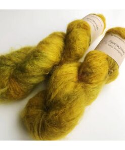 WestWooly Fat Mohair er et tykt mohairgarn i en dejlig tykkelse. Dette garn er enormt blødt med en god fylde og kan bruges i mange sammenhænge, som eks de lune sweatre på større pinde. Garnet kan bruges alene eller sammen med en tråd ufarvet merino, merino/Tencel, Merino/silke eller merino single. Jeg håndfarver alle fed i små partier, husk derfor at bestille fed nok til dit projekt Fiberindhold: 78% kid mohair, 13% merino, 9% nylon Anbefalet pind: 7-10 mm Løbelængde: 200 meter / 100 g i hvert fed Vaskeanvisning: håndvask 30 grader, gerne med uldsæbe, slynges vaskepose i maskine, tørres liggende Håndfarvet garn er et spændende og interessant materiale at arbejde med.  Alle fed er farvet i hånden og helt unikke.Derfor vil der opleves forskelle i de enkelte fed. Når du strikker med håndfarvet garn, kan du med fordel strikke med to forskellige nøgler på samme tid. Strik eks. 2-5 omgange med hvert nøgle, hvormed du  