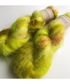 WestWooly Fat Mohair er et tykt mohairgarn i en dejlig tykkelse. Dette garn er enormt blødt med en god fylde og kan bruges i mange sammenhænge, som eks de lune sweatre på større pinde. Garnet kan bruges alene eller sammen med en tråd ufarvet merino, merino/Tencel, Merino/silke eller merino single. Jeg håndfarver alle fed i små partier, husk derfor at bestille fed nok til dit projekt Fiberindhold: 78% kid mohair, 13% merino, 9% nylon Anbefalet pind: 7-10 mm Løbelængde: 200 meter / 100 g i hvert fed Vaskeanvisning: håndvask 30 grader, gerne med uldsæbe, slynges vaskepose i maskine, tørres liggende Håndfarvet garn er et spændende og interessant materiale at arbejde med.  Alle fed er farvet i hånden og helt unikke.Derfor vil der opleves forskelle i de enkelte fed. Når du strikker med håndfarvet garn, kan du med fordel strikke med to forskellige nøgler på samme tid. Strik eks. 2-5 omgange med hvert nøgle, hvormed du  