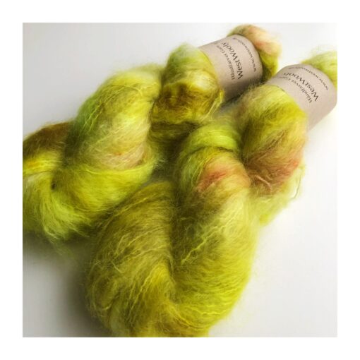 WestWooly Fat Mohair er et tykt mohairgarn i en dejlig tykkelse. Dette garn er enormt blødt med en god fylde og kan bruges i mange sammenhænge, som eks de lune sweatre på større pinde. Garnet kan bruges alene eller sammen med en tråd ufarvet merino, merino/Tencel, Merino/silke eller merino single. Jeg håndfarver alle fed i små partier, husk derfor at bestille fed nok til dit projekt Fiberindhold: 78% kid mohair, 13% merino, 9% nylon Anbefalet pind: 7-10 mm Løbelængde: 200 meter / 100 g i hvert fed Vaskeanvisning: håndvask 30 grader, gerne med uldsæbe, slynges vaskepose i maskine, tørres liggende Håndfarvet garn er et spændende og interessant materiale at arbejde med.  Alle fed er farvet i hånden og helt unikke.Derfor vil der opleves forskelle i de enkelte fed. Når du strikker med håndfarvet garn, kan du med fordel strikke med to forskellige nøgler på samme tid. Strik eks. 2-5 omgange med hvert nøgle, hvormed du  