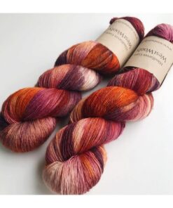 Merino Singles er et blødt og lækkert garn, spundet i en enkelt tråd 100% merinould. Garnets har en struktur, der gør hvert enkelt fed unikt og farverne fordeler sig meget smukt. Garnet er superwash-behandlet og kan derfor bruges til stort set al slags strik men mest af alt som en følgetråd, der kan skabe dit helt eget udtryk i dit arbejde. Garnet er håndfarvet i små partier, hvorfor ikke to fed er ens. Husk at købe garn nok til dit projekt, så du er sikker på at få fed fra samme indfarvning. Merino Singles kan med fordel strikkes sammen med en følgetråd Silk Mohair. Strikkes garnet på rundpind, uden mønster, vil det kunne opleves at arbejdet drejer Garnet er fed a’ 100 gram Fiberindhold: 100% superwash merino Anbefalet pind: 2,5-3 mm Strikkefasthed: 26-28 m / 10 cm pind 2,5-3 Løbelængde: ca. 650 meter / 100 g Vaskeanvisning: håndvask 30 grader (gerne uldsæbe) slynges i maskine, tørres liggende Vær opmærksom på, at farven på billedet kan afvige en smule fra virkeligheden, da det afhænger af skærmens farvekalibrering. Der vil derfor kunne ses nuanceforskelle fra skærm til skærm.