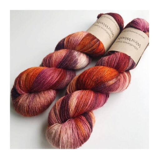 Merino Singles er et blødt og lækkert garn, spundet i en enkelt tråd 100% merinould. Garnets har en struktur, der gør hvert enkelt fed unikt og farverne fordeler sig meget smukt. Garnet er superwash-behandlet og kan derfor bruges til stort set al slags strik men mest af alt som en følgetråd, der kan skabe dit helt eget udtryk i dit arbejde. Garnet er håndfarvet i små partier, hvorfor ikke to fed er ens. Husk at købe garn nok til dit projekt, så du er sikker på at få fed fra samme indfarvning. Merino Singles kan med fordel strikkes sammen med en følgetråd Silk Mohair. Strikkes garnet på rundpind, uden mønster, vil det kunne opleves at arbejdet drejer Garnet er fed a’ 100 gram Fiberindhold: 100% superwash merino Anbefalet pind: 2,5-3 mm Strikkefasthed: 26-28 m / 10 cm pind 2,5-3 Løbelængde: ca. 650 meter / 100 g Vaskeanvisning: håndvask 30 grader (gerne uldsæbe) slynges i maskine, tørres liggende Vær opmærksom på, at farven på billedet kan afvige en smule fra virkeligheden, da det afhænger af skærmens farvekalibrering. Der vil derfor kunne ses nuanceforskelle fra skærm til skærm.