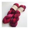 WestWooly merino SW 325 er et meget blødt og lækkert håndfarvet garn. Garnet er meget behageligt at bære og brug af en følgetråd er ikke et must. Garnet er spundet tæt hvilket bevirker, at det færdige arbejde ikke 