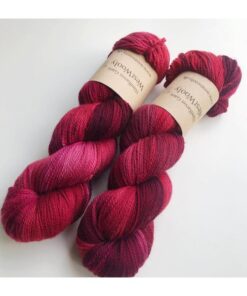WestWooly merino SW 325 er et meget blødt og lækkert håndfarvet garn. Garnet er meget behageligt at bære og brug af en følgetråd er ikke et must. Garnet er spundet tæt hvilket bevirker, at det færdige arbejde ikke 