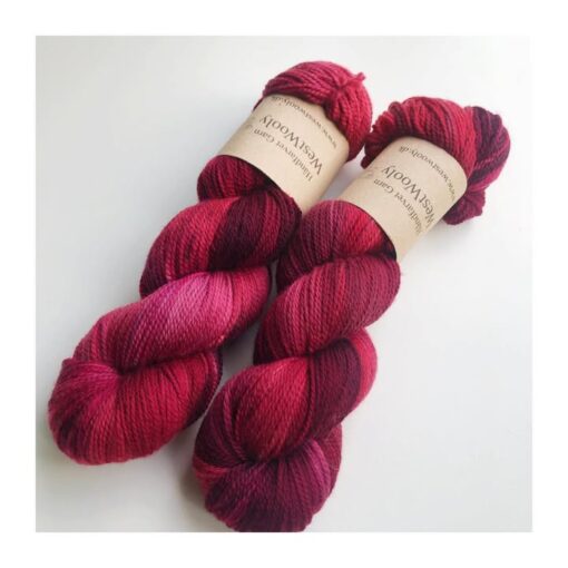 WestWooly merino SW 325 er et meget blødt og lækkert håndfarvet garn. Garnet er meget behageligt at bære og brug af en følgetråd er ikke et must. Garnet er spundet tæt hvilket bevirker, at det færdige arbejde ikke 